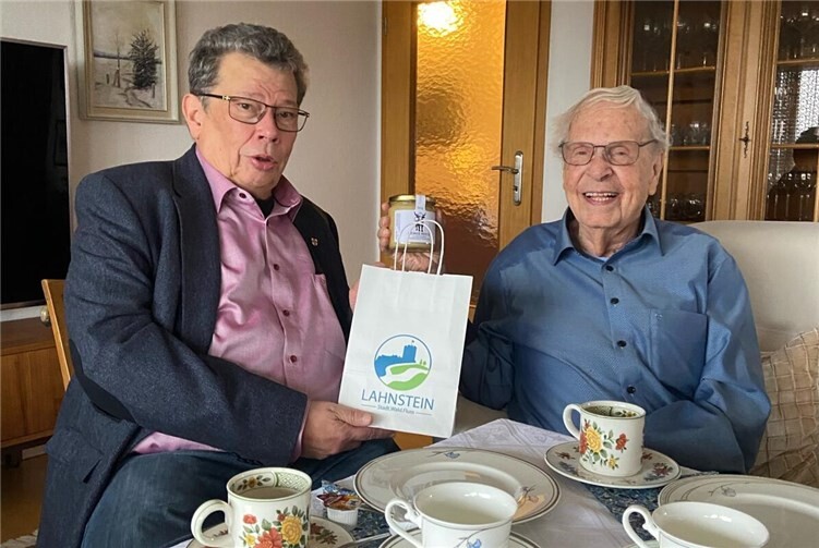 Lahnsteins Beigeordneter Manfred Radermacher gratulierte Horst Werner zum 96. Geburtstag. Foto: Familie Obst