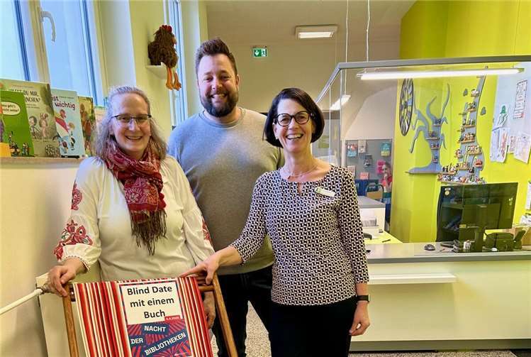 Lahnsteins Oberbürgermeister Lennart Siefert mit den Mitarbeiterinnen der Stadtbücherei Heike Handlos (l.) und Silvia Rüdell (r.) bei der bundesweiten „Nacht der Bibliotheken“. Gemeinsam freuten sie sich über das große Besucherinteresse und die gelungene Veranstaltung.Foto: Eva Dreiser / Stadtverwaltung Lahnstein)