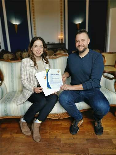 Lahnsteins Oberbürgermeister Lennart Siefert überreichte Jasmin Maria Klein das Zertifikat, das den Blauen Salon im Martinsschloss als offiziellen Trauort der Stadt ausweist.  Foto: Eva Dreiser / Stadtverwaltung Lahnstein