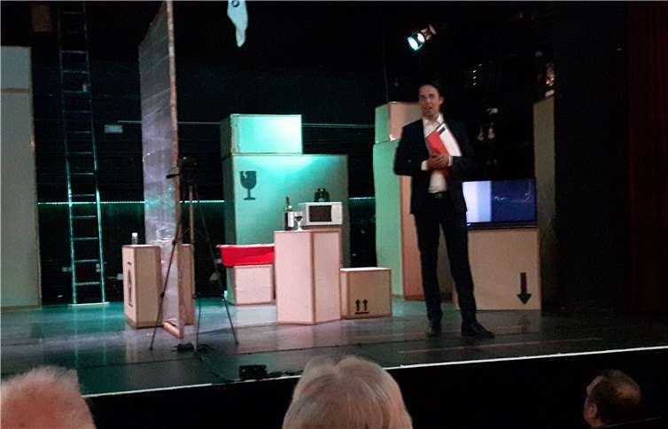 Lajos Wenzel begrüßte die Besucher zur Uraufführung. Foto: HE