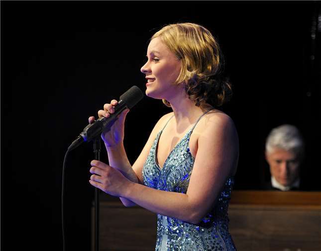 Lale Andersen wird gespielt von Nicole Eckenigk.Fotos: Schlosstheater