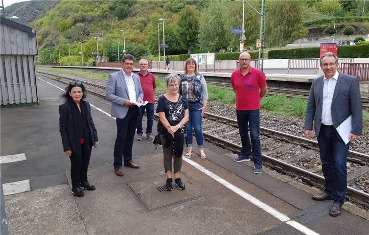 Lammert machte sich gemeinsam mit dem Landtagskandidaten Udo Rau aus dem Wahlkreis 8 ein Bild vom Bahnhof in Kestert.Foto: privat