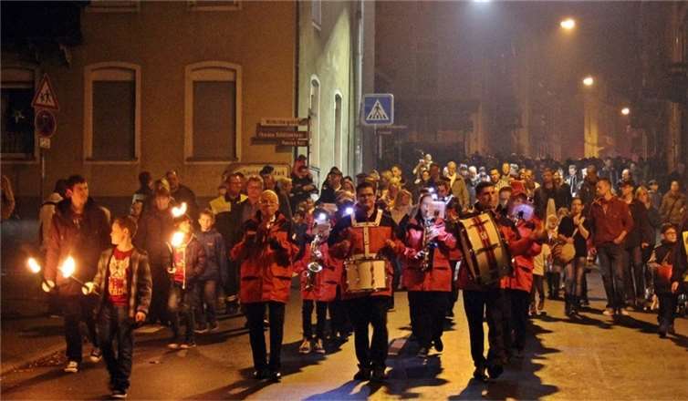 Lampionumzug: Hunderte zogen mit selbst gebastelten Laternen und auch Fackeln durch die Straßen.