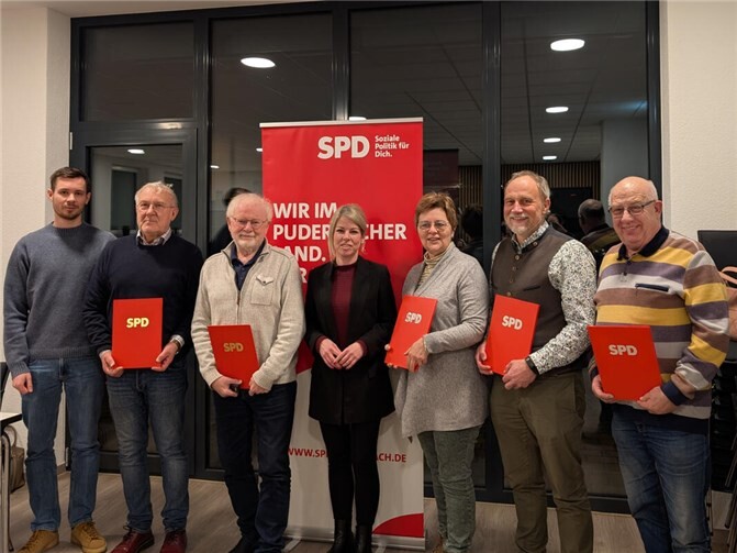 Lana Horstmann MdL gratulierte den langjährigen Mitgliedern zum Parteijubiläum. (V.l.n.r.:) Sören Ramseger (Vorsitzender), Thomas Eckart (50 Jahre), Jürgen Trenck (60 Jahre), MdL Lana Horstmann, Anette Wagner (25 Jahre), Dieter Klein-Ventur (40 Jahre) und Friedhelm Speier (25 Jahre).  Foto: privat
