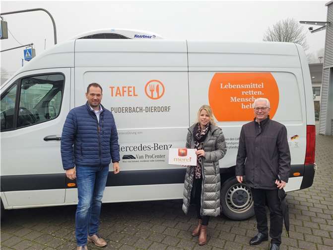 Lana Horstmann (Mitte) übergab die diesjährige Weihnachtsspende an die Ansprechpartner Volker Mendel (rechts) und Manuel Seiler (links).