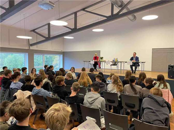 Lana Horstmann (SPD) und Dr. Jan Bollinger (AfD) fanden den Weg nach Puderbach. Quelle: Realschule plus Puderbach