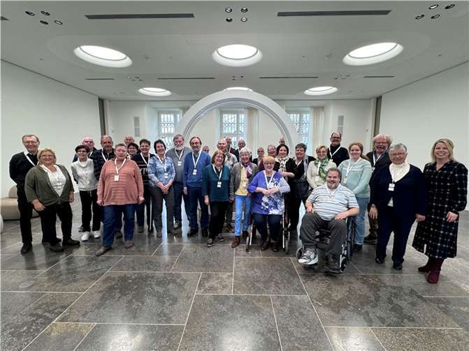 Lana Horstmann begrüßt den VdK Kreisverband Neuwied im rheinland-pfälzischen Landtag in Mainz. Die Gäste aus dem Wahlkreis Neuwied erlebten einen schönen und gelungenen Tag vor Ort, mit vielen neuen Eindrücken und Informationen.  Foto: Steffi Protz