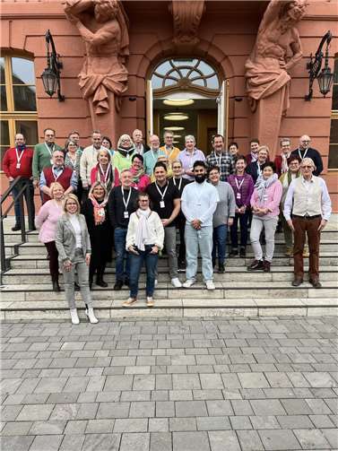 Lana Horstmann begrüßt ihre Gästegruppe aus Neuwied im Mainzer Landtag zum Plenum.  Foto: I. Troß-Fergen