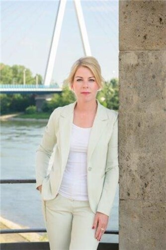 Lana Horstmann freut sich über die finanzielle Förderung in Höhe von 146.125,56 Euro zur Unterstützung der Geburtshilfeabteilung im St. Elisabeth Krankenhaus in Neuwied.  Foto: Marc Hoppe