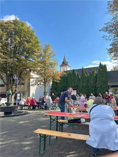 Triff Lana - Oberbieber hat sich am Lila Platz bei bestem Wetter gezeigt Lana Horstmann hat sich über alle Gäste des Tages gefreut und gehofft, dass der Tag in der Mitte des Ortes für alle ein schöner Tag war. Foto: Ingelore Troß-Fergen