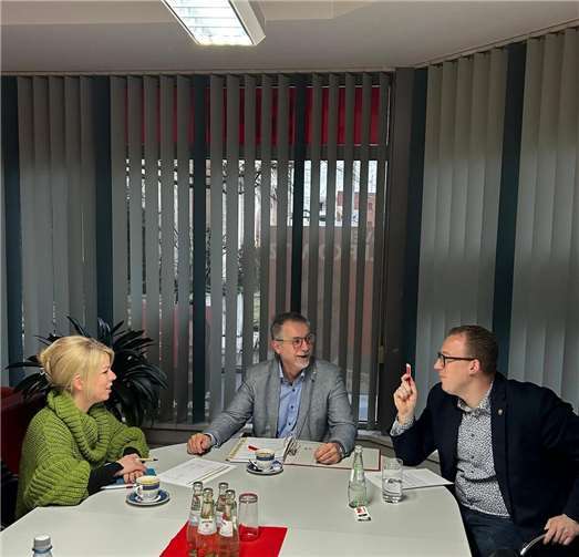 Lana Horstmann im Austausch mit Sven Lefkowitz und Philipp Rasbach zum Thema Gemeindeschwesterplus für den gesamten Kreis Neuwied.  Foto: I. Troß-Fergen