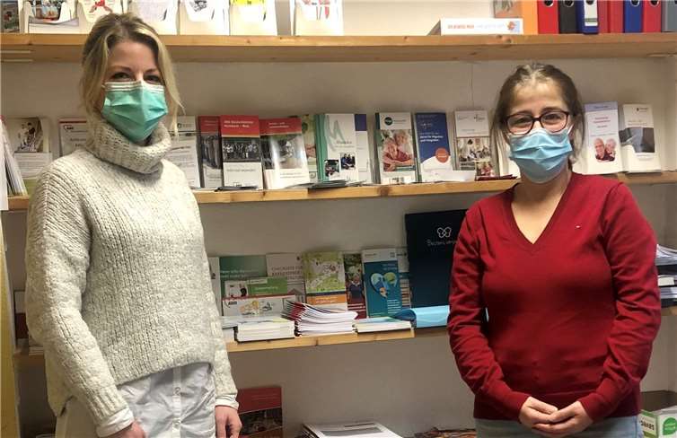 Lana Horstmann mit Gemeindeschwester plus Birgit Boos.