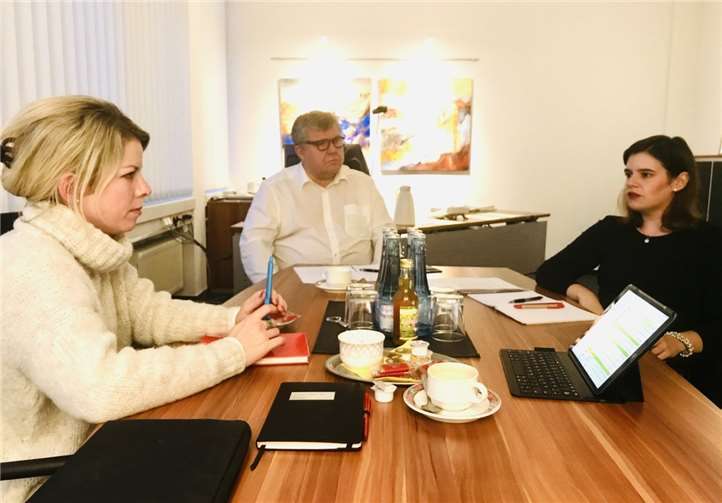 Lana Horstmann mit Kreisbeigeordneten Michael Mahlert und Sozialplanerin Carina Breßler (Bild ist vor dem Teil-Lockdown entstanden). Foto: SPD