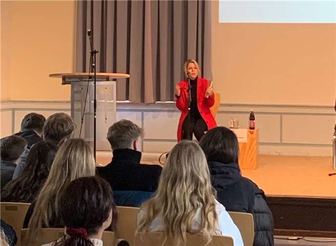 Lana Horstmann mit Schülerinnen und Schülern im Gespräch  Foto: Ingelore Troß-Fergen