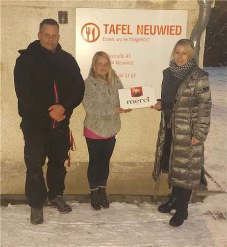 Lana Horstmann (rechts) bei der Übergabe der Spende an die Tafel Neuwied mit den Ansprechpartner:innen Dominique Graf (Mitte) und Markus Oehlschläger (links).  Fotos: Büro Lana Horstmann