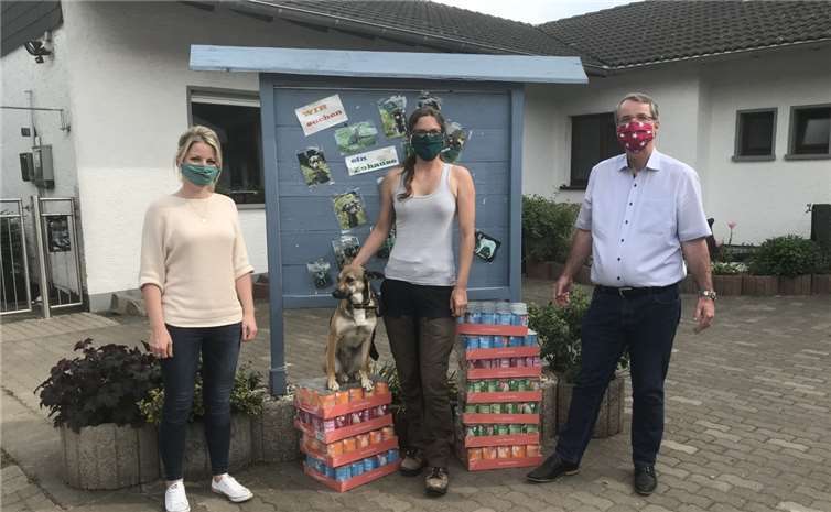 Lana Horstmann, stellvertretende Fraktionsvorsitzende und Fraktionsvorsitzender Sven Lefkowitz bei der Übergabe der Futterspenden an Sabrina Steger, Leiterin des Tierheimes Neuwied. Foto: SPD