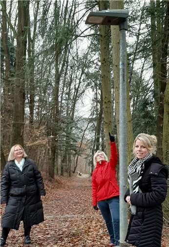 Lana Horstmann und Ingrid Ely-Herbst sowie des ehemalige Beiratsmitglieds Gertrud-Maria Thran begutachteten die neue Beleuchtung.Foto: SPD