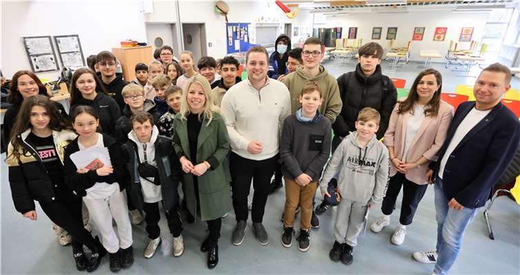 Lana Horstmann und Martin Diedenhofen (Mitte) mit den Schülerinnen und Schülern der Carmen-Sylva-Schule.  Foto: privat