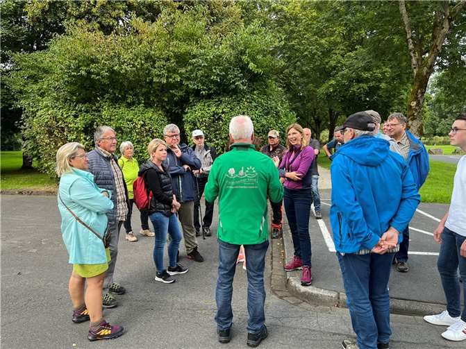 Lana Horstmann und Sabine Bätzing-Lichtenthäler sind mit ihren Teilnehmerinnen und Teilnehmern gewandert Foto: Antje Holzlander