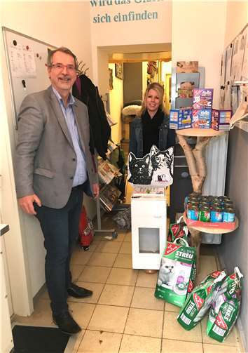 Lana Horstmann und Sven Lefkowitz bei der Übergabe in den Räumlichkeiten der Katzenhilfe.Foto: SPD im Stadtrat Neuwied