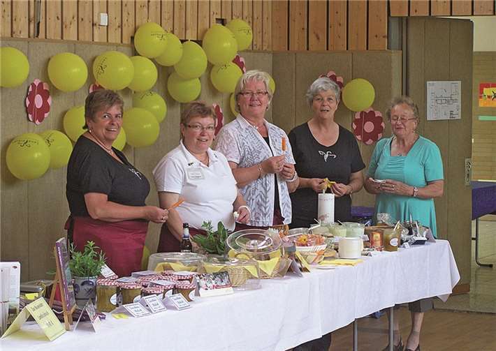 „LandFrauen bitten zu Tisch“ hieß es und viele Gäste genossen an festlich gedeckten Tischen die frisch hergestellten Dips mit selbst gebackenem Brot sowie den Westerwälder Eierkäs.Privat