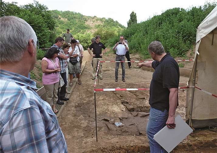 Landesarchäologe Dr. Dr. Axel von Berg (r.) informiert über die örtliche Situation des Gräberfeldes.privat