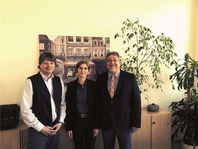 Landesdrogenbeauftragte Sabine May (mitte) traf sich mit Rolf Koch, Geschäftsführer des Jobcenters Mayen-Koblenz (rechts) und Projektleiter Christoph Kretschmer (lins) zum Austausch. privat