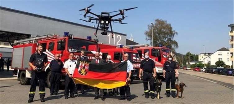 Landesfacheinheiten RHOT mit Heinz Wolschendorf, Landesfeuerwehrinspekteur (3. v. links), Frank Hachemer, Präsident Landesfeuerwehrverband (4. v. links), Roger Lewentz, Innenminister (5. v. links). Fotos: privat