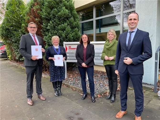 Landesgesundheitsminister Clemens Hoch (rechts) gemeinsam mit der SPD-Landtagsabgeordneten Lana Horstmann bei der Übergabe der Fördermittel an die entgegennehmenden Empfänger des Johanniter-Zentrums Neuwied: Rebecca Linn, Dr. Brigitte Pollitt (Chefärztin) sowie Bernd Wenig (Krankenhausdirektor).Foto: privat
