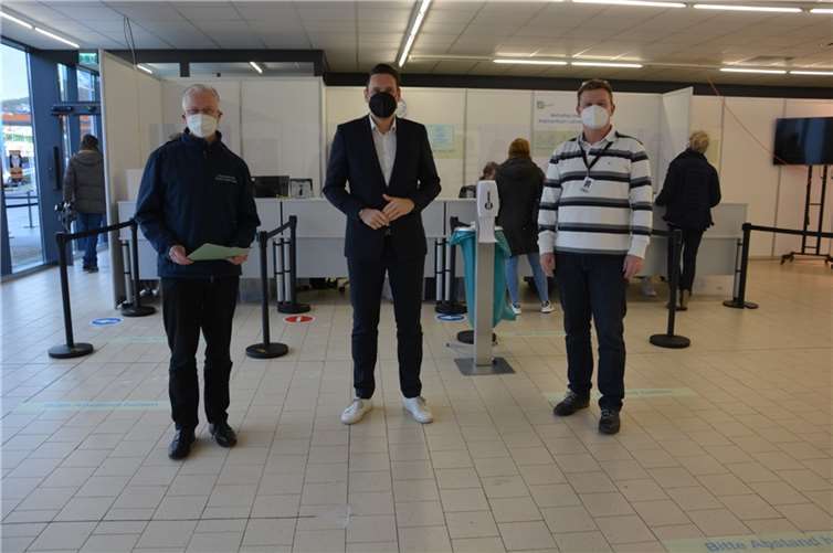 Landesimpfzentrumkoordinator Daniel Stich informiert sich bei Impfzentrumkoordinator Guido Erler und Landrat Frank Puchtler vor Ort in Lahnstein. Foto: Rhein-Lahn-Kreis