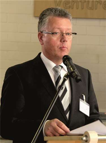 Landesinnungsmeister Siegfried Schmidt lobte die Entwicklung der Schreinerei Rönnefarth.