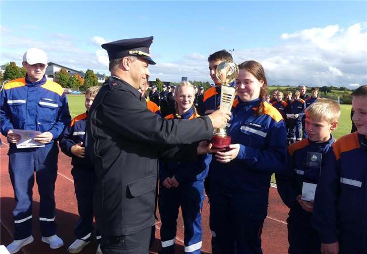 Landesjugendfeuerwehrwart Dirk Ströder überreichte den rheinland-pfälzischen Wanderpokal an das JFW-Team Kliding-Beuren.