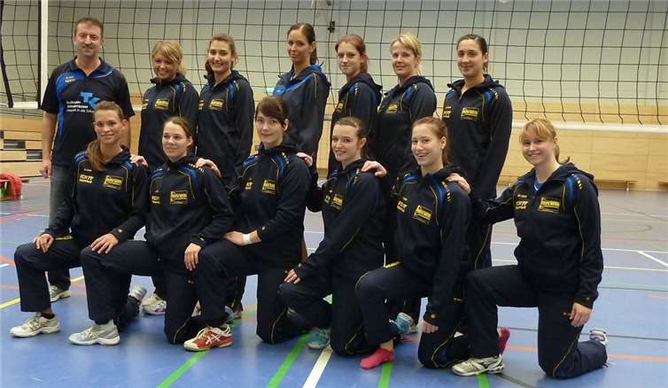 Landesliga Frauen II des VC Neuwied77: vorne (v. l.) Kathrin Christ, Kirsten Lossin, Anja Assenmacher, Esther Gerhardt, Elena Braun und Silke Olbrisch; oben: Co-Trainer Peter Steinborn, Rita Hoffmann, Nathalia Zeiler, Vera Sunke, Nina Steinborn, Sandra Zöller und Ilka Lauterbach.