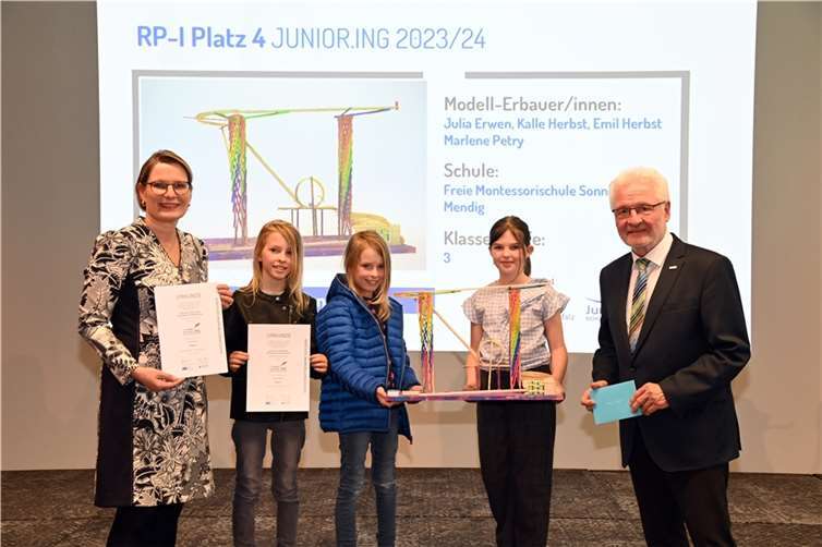 Landespreisverleihung Junior.ING in Mainz: Bildungsministerin Dr. Stefanie Hubig (links) und Kammerpräsident Dr. -Ing. Horst Lenz (rechts) beglückwünschten Kalle und Emil Herbst sowie Julia Erwen zum 4. Platz in der Altersklasse I.  Fotos: Kristina Schäfer