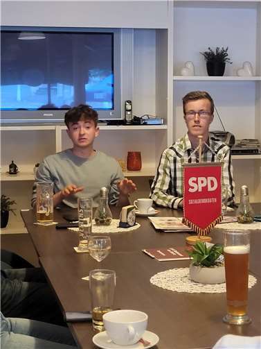 Landesschülersprecher Pascal Groothuis und Moderator Florian Augst beim „Geselligen Abend“ der Linzer SPD.Foto: Uli Bieber