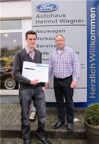 Landessieger im Bereich Automobilkaufmann Stephan Herber mit Verkaufsleiter Ulrich Pauly. -GUN-