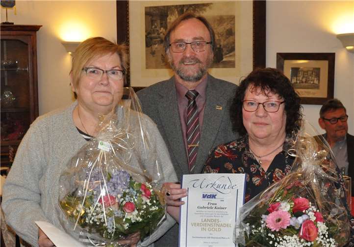 Landesverdienstnadel in Gold für Morgot Lötsch (li.) und Gabriele Kaiser (re.). In der Mitte Vorsitzender Hans Werner Kaiser.privat