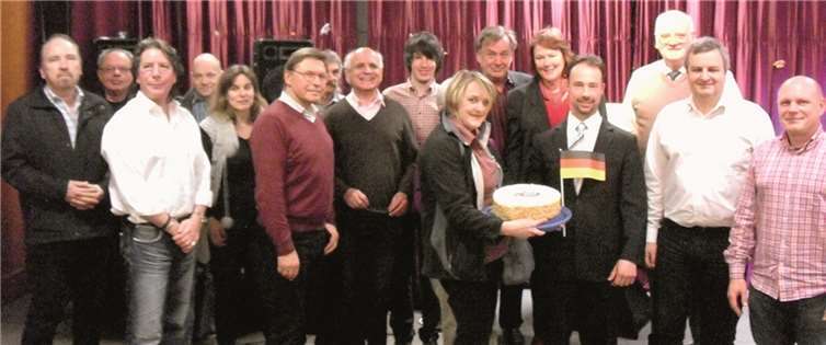 Landesvorsitzender Professor Dr.-Ing. Uwe Zimmermann (2.v.r.), Kreisvorsitzender Neuwied Dr. Jan Bollinger (4.v.r.) und Kreisvorsitzende Mainz-Bingen Elke Sommer (5.v.r.) mit AfD-Mitgliedern und interessierten Bürgern aus der Region. privat