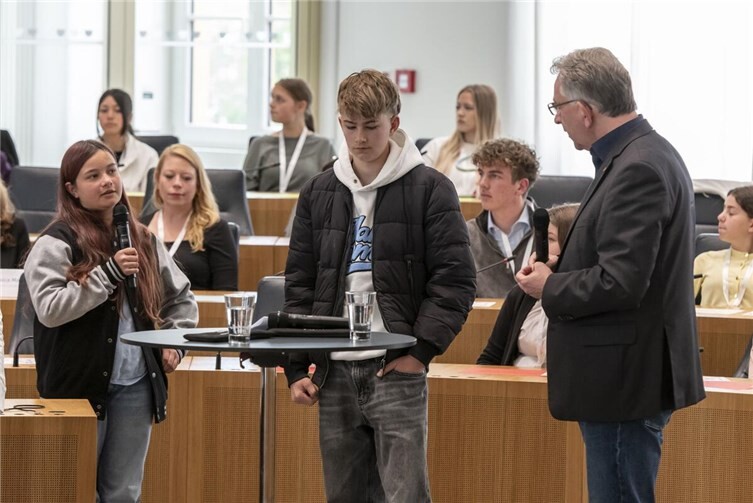 Landeszentrale für Politische Bildung Rheinland-Pfalz: Schülerwettbewerb #bindabei 2026Hannah Schuster und Jakob Evers mit Matthias Lammert