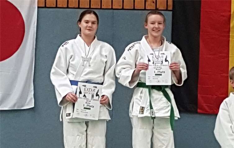 Landeten ganz oben auf dem Treppchen: Marisa Schmidt (r.) und Maren Vogt (l.) in der Gürtelstufe 3. Kyu.privat