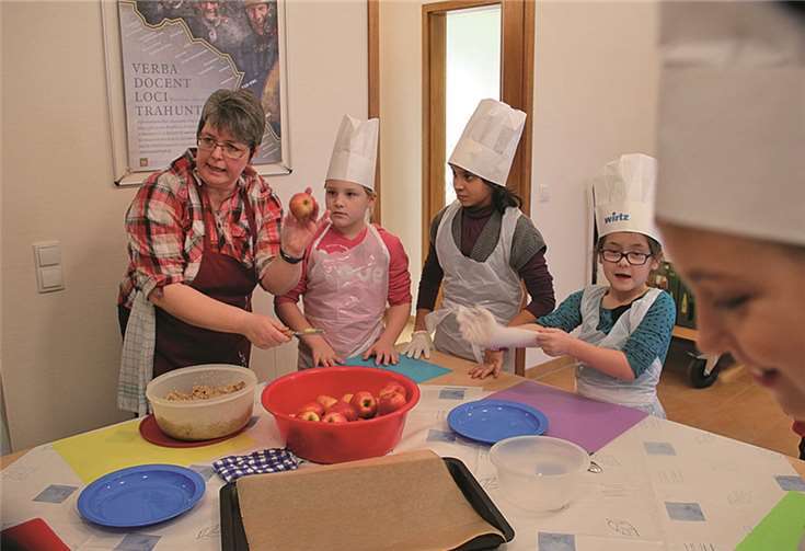 Landfrau Angelika Kröll bereitete mit den Kindern die Äpfel zu.