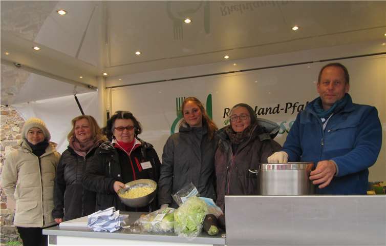 Landfrauen und Kochbus-Team schnippelten und mixten kleine Köstlichkeiten aus abgelaufenen Lebensmitteln. Foto: privat