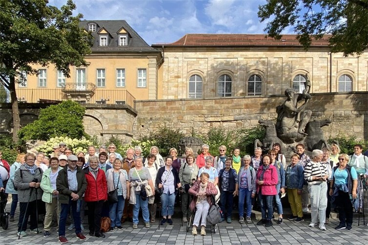 Landfrauengruppe in Bayreuth vor Wittelsbacher Brunnen gegenüber des Markgräflichen Opernhauses