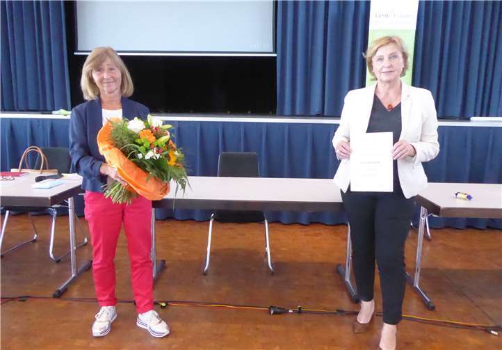 Landfrauenpräsidentin Rita Lanius-Heck verlieh Ingrid Strohe das Ehrenabzeichen. Foto: privat