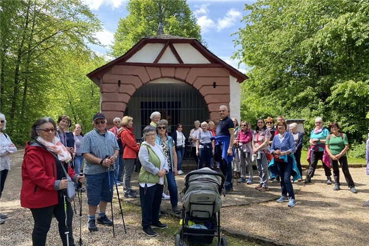 Landfrauenwandergruppe mit Führer Ulf vor der Hl. Schutzengelkapelle
