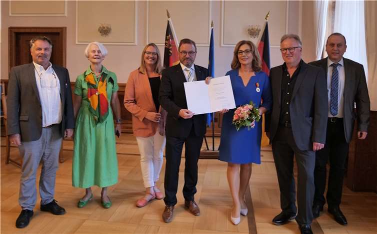 Landkreis Ahrweiler, Kreisbeigeordneter Friedhelm Münch, Anregerin Katrin Bornmüller, OG Wehr, Dr. Melanie Hilger, SGD-Nord-Präsident Treis, Frau Mirveta Durben, Herr Alfred Durben, VG Brohltal, Herr Bürgermeister Johannes Bell Foto: SGD Nord