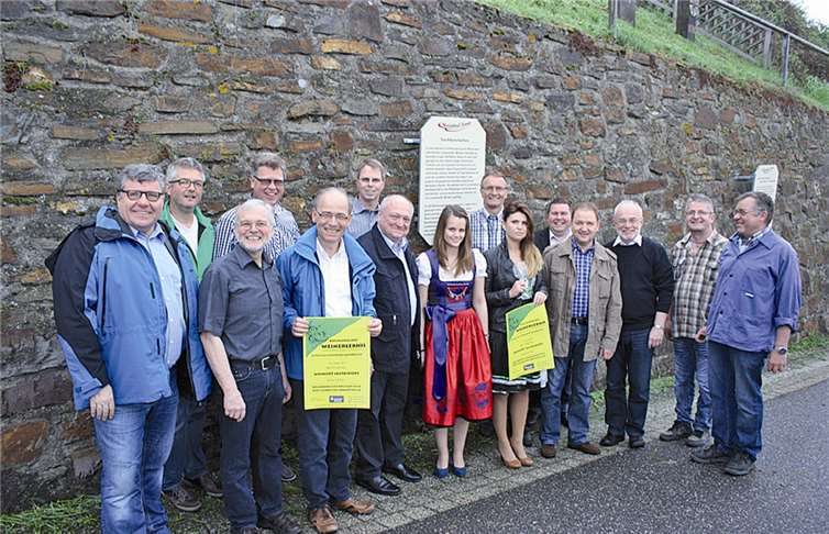 Landräte, Oberbürgermeister, Bürgermeister und die Weinprinzessinnen präsentieren das Plakat zur Veranstaltung am 12. Mai in den Leutesdorfer Weinbergen.privat