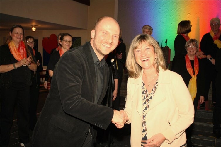 Landrätin Anke Beilstein gratulierte Kuhn zum runden Jubiläum und bedankte sich für sein kulturelles Engagement.