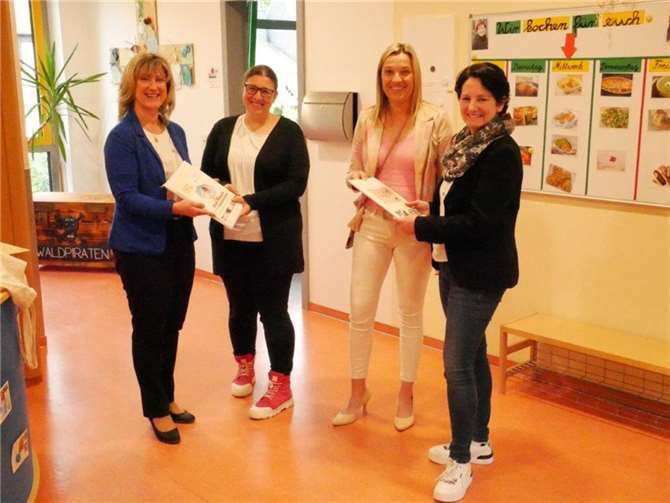 Landrätin Anke Beilstein mit der stellvertretenden Fachbereichsleitung des Gesundheitsamtes Sandra Hendges-Steffens bei der Übergabe der Programmpakte in der Kindertagesstätte in Treis-Karden. Quelle: Kreis Cochem-Zell