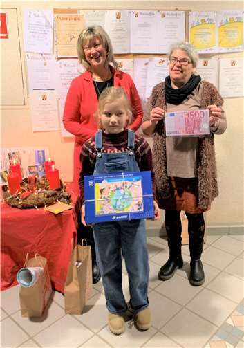 Landrätin Anke Beilstein sorgt in der Grundschule Hambuch-Gamlen gleich für doppelte Freude. Sie zeichnete die erstplatzierte Mathilda aus und übergab gleichzeitig das Preisgeld von 500 Euro an Schulleiterin Andrea Reinhardt-Pihan.